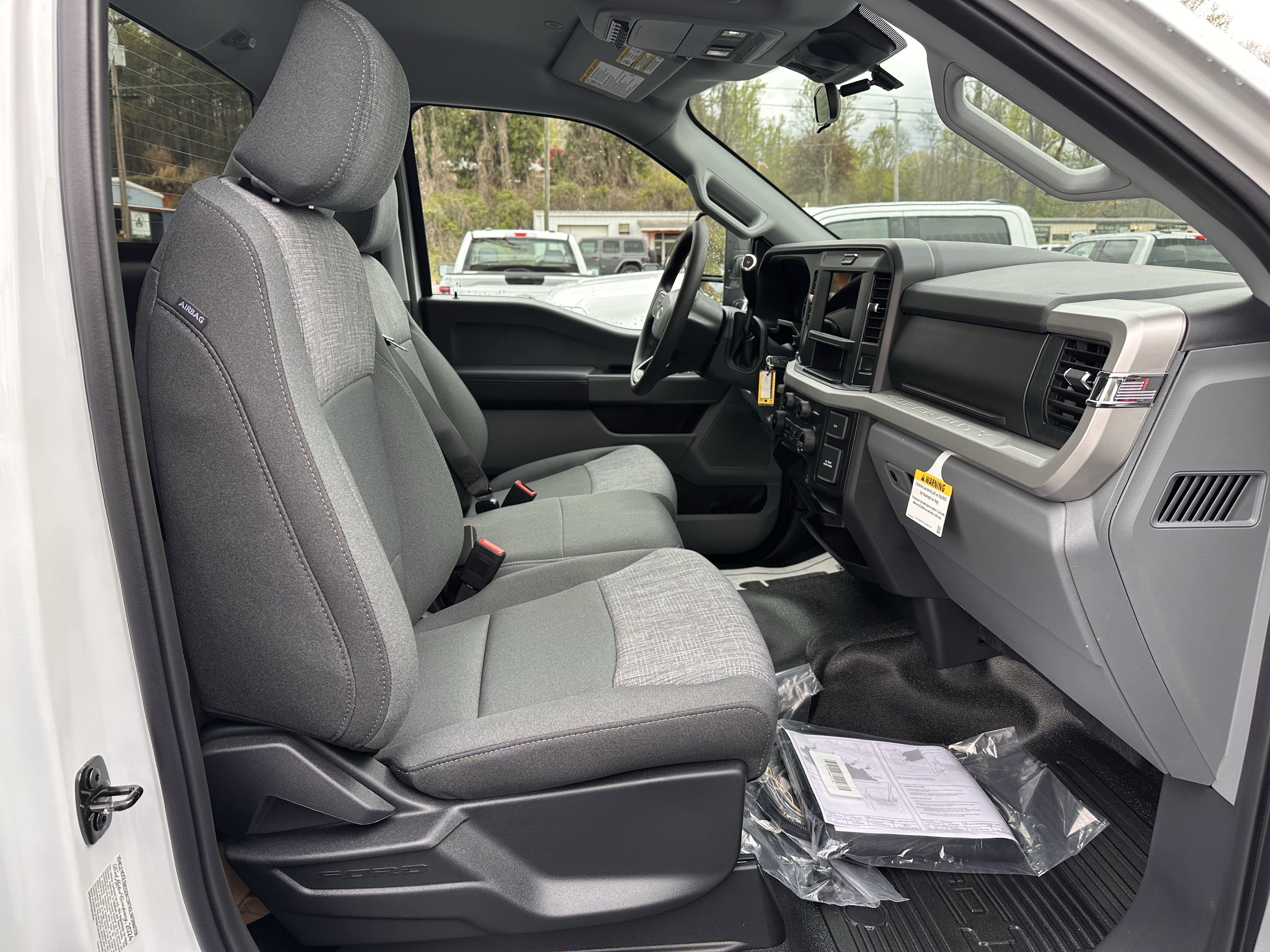 2025 Ford F-550 Super Duty Chassis Cab XLT - Photo 10