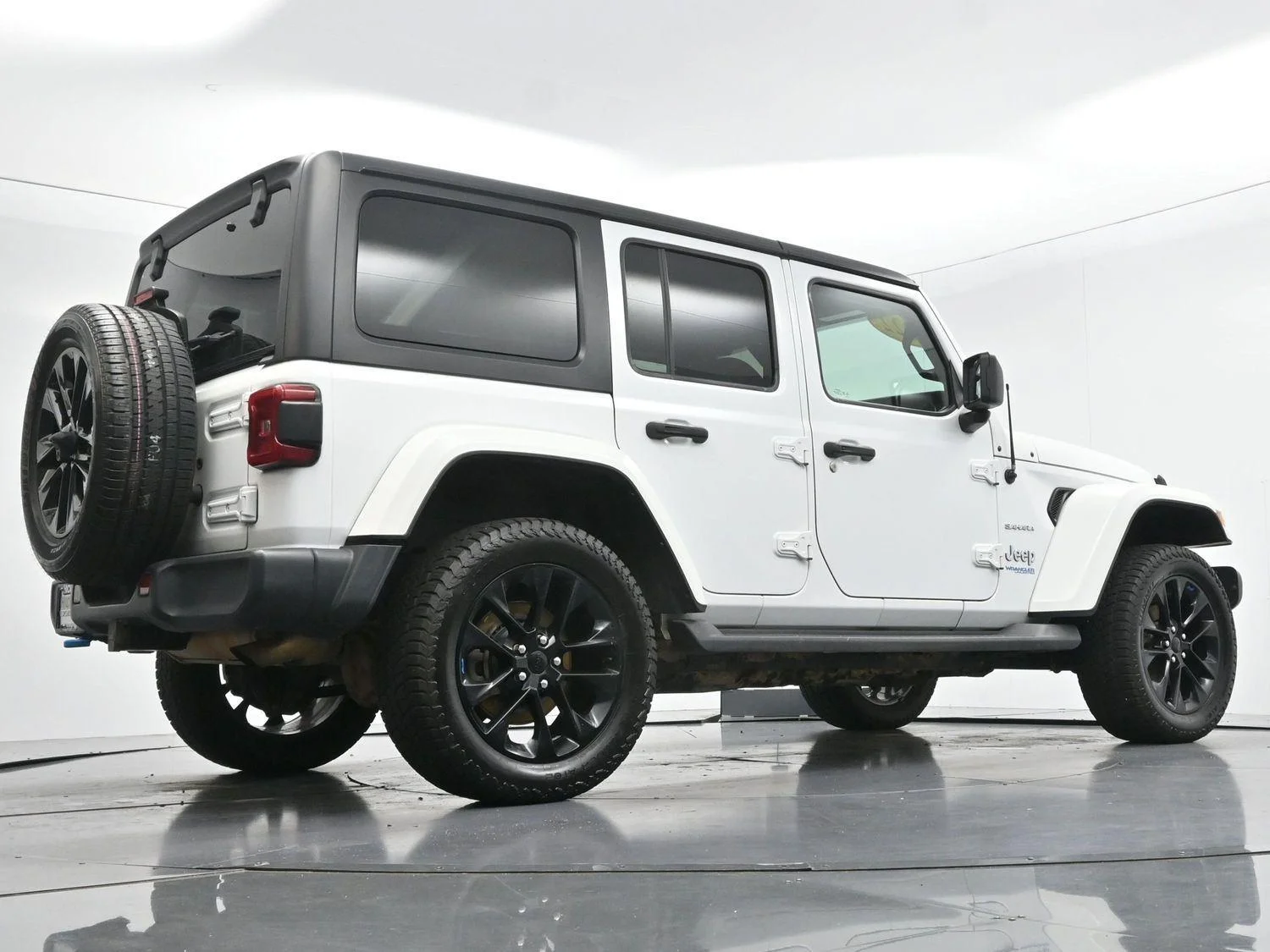 Used 2022 Bright White Clearcoat Jeep Unlimited Sahara image 52