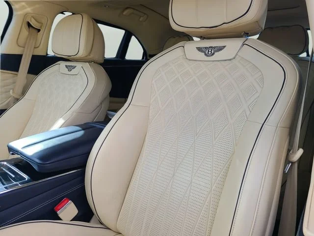 Used 2021 Blue Bentley V8 image 24