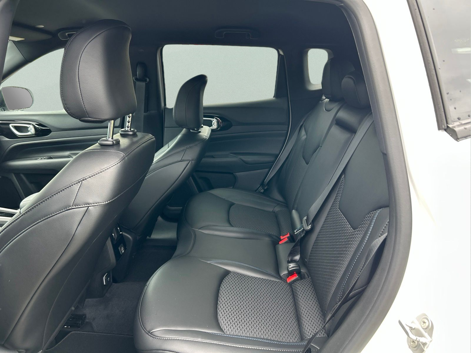 New 2026 Bright White Clearcoat Jeep Latitude image 11