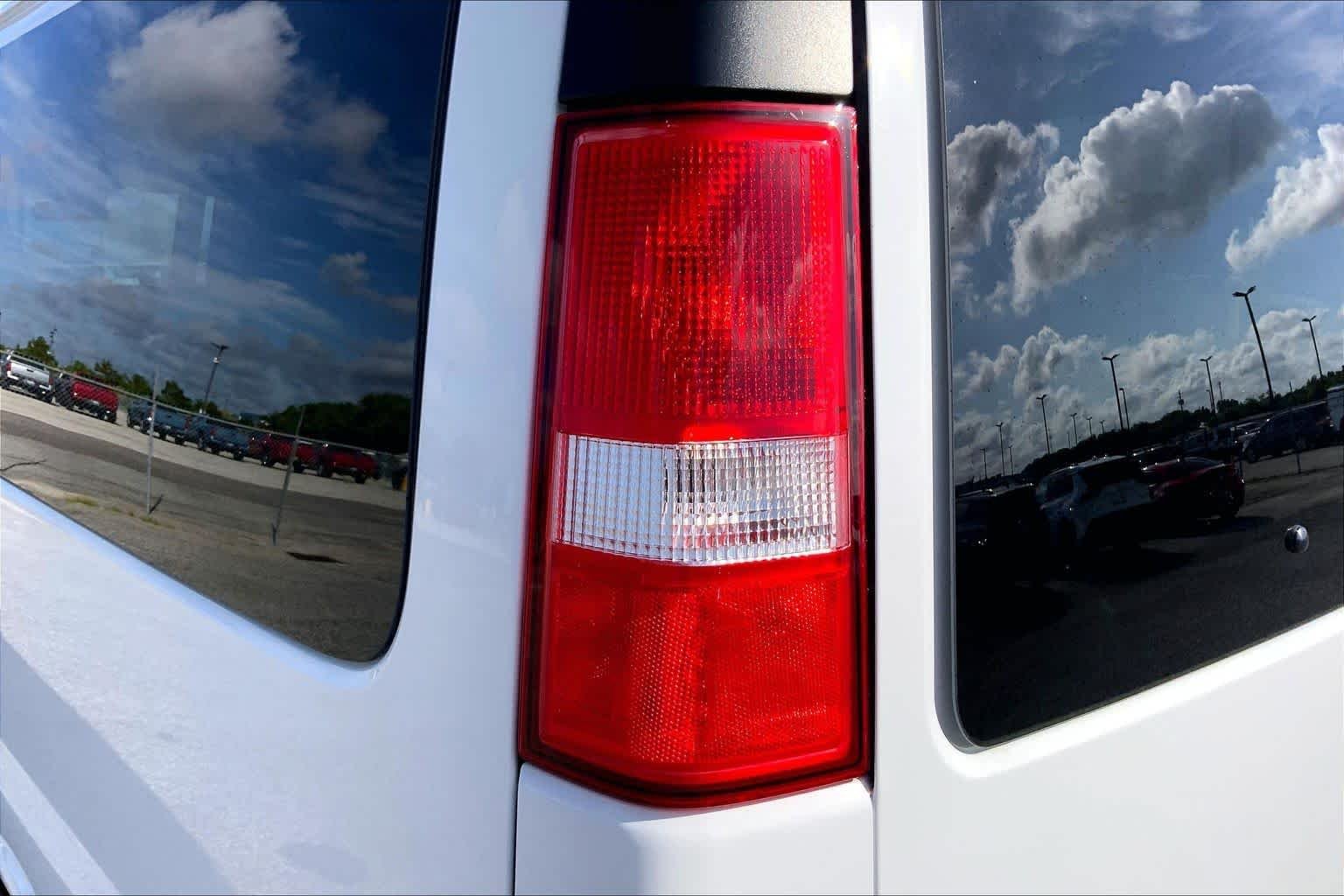 Used 2025 Summit White GMC LT image 26