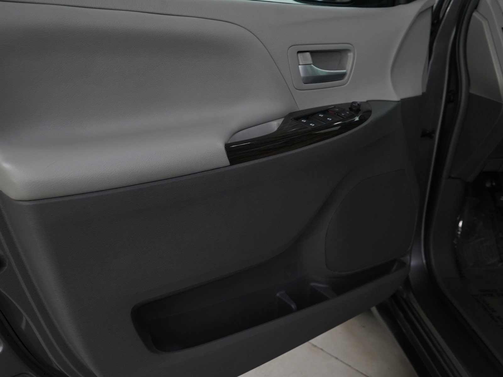 2017 Toyota Sienna XLE Premium - Photo 24