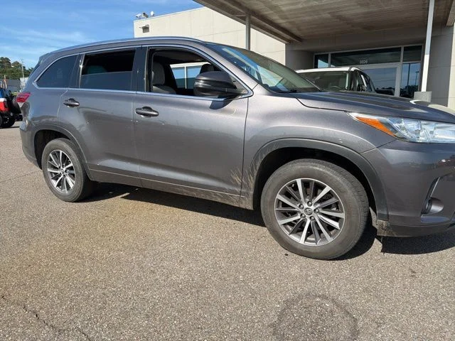 Used 2018 White Toyota XLE image 2