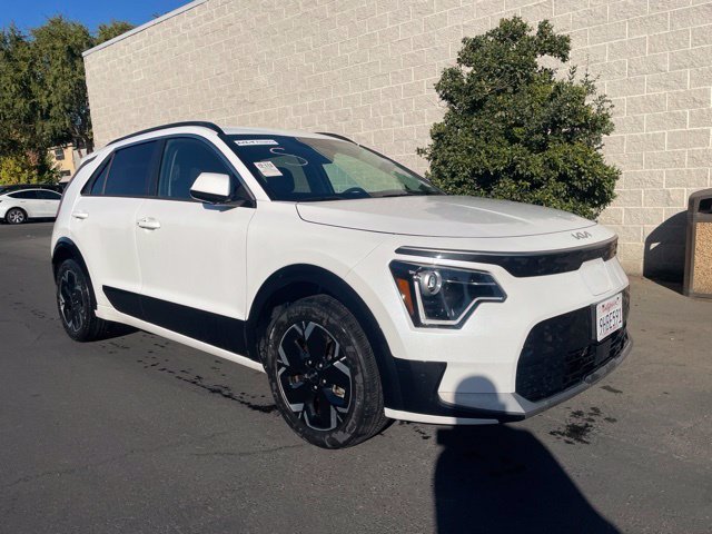 Used 2023 White Kia Wind image 1