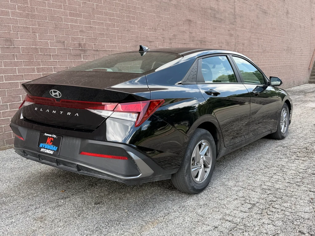 Used 2025 Abyss Black Hyundai SE image 5