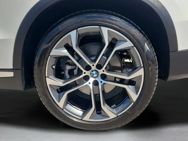Used 2025 White BMW xDrive40i image 32