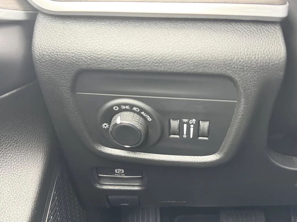 New 2026 Silver Zynith Exterior Paint Jeep Altitude image 14