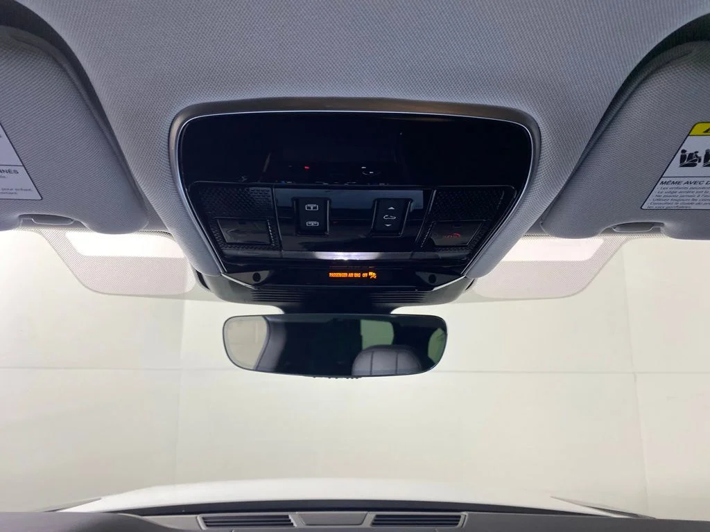 Used 2023 Fuji White Land Rover SE image 24