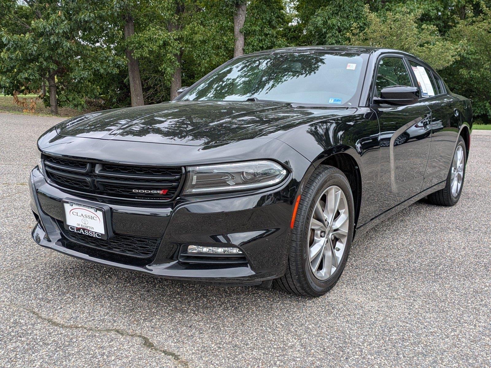 Used 2022 Pitch Black Clearcoat Dodge SXT image 8