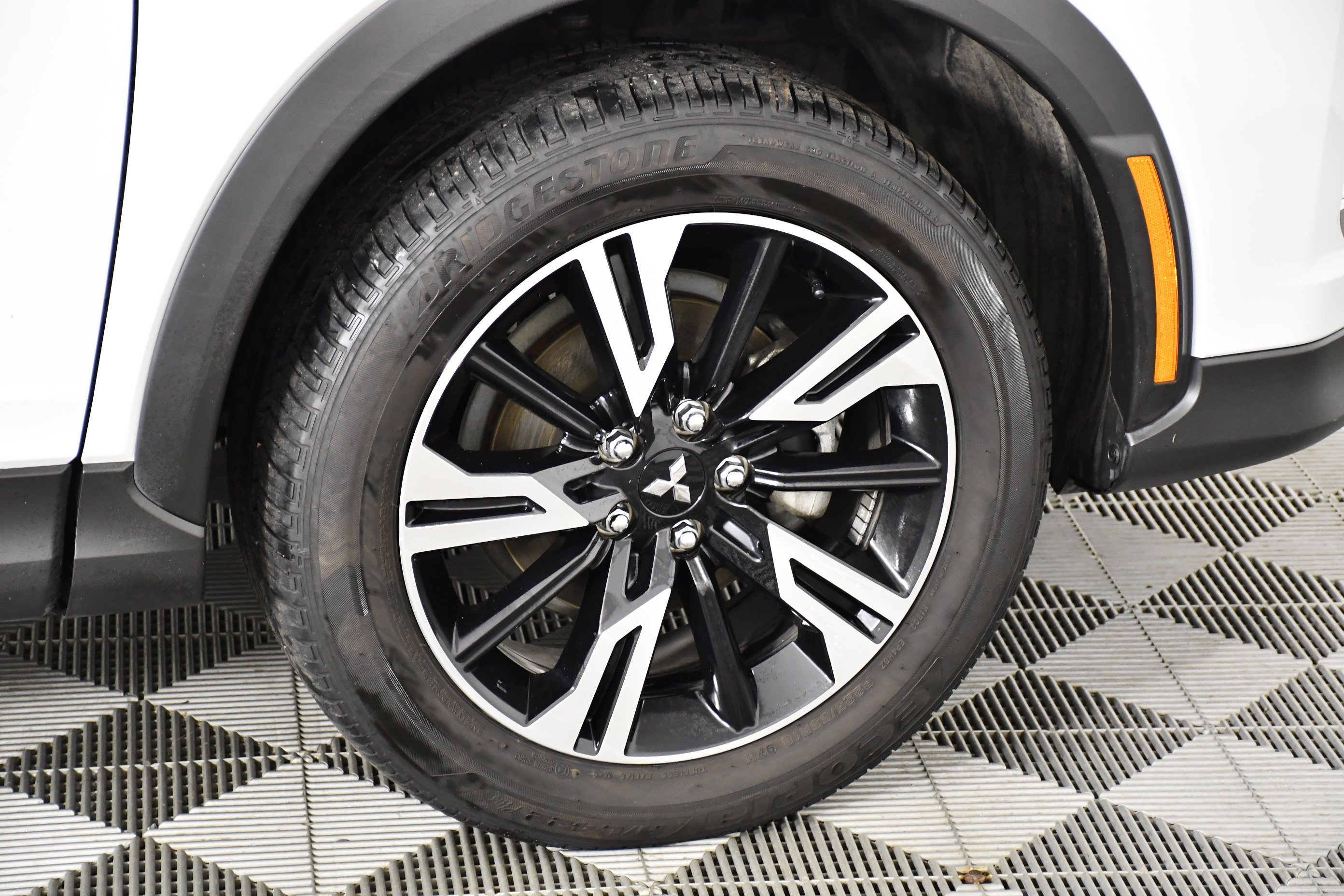 Used 2023 White Diamond Mitsubishi SE image 51