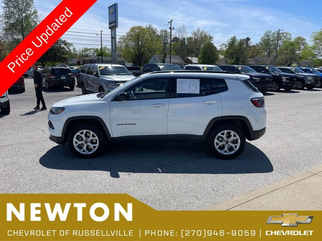Used 2025 Bright White Clearcoat Jeep Latitude image 45