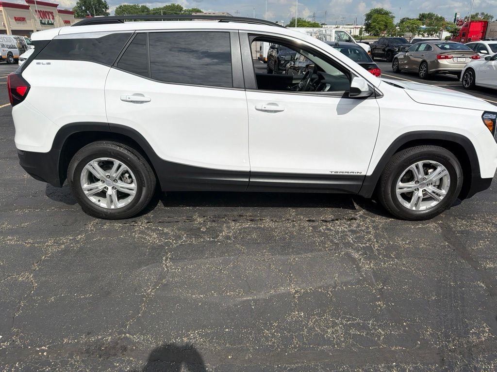 Used 2024 White GMC SLE image 4