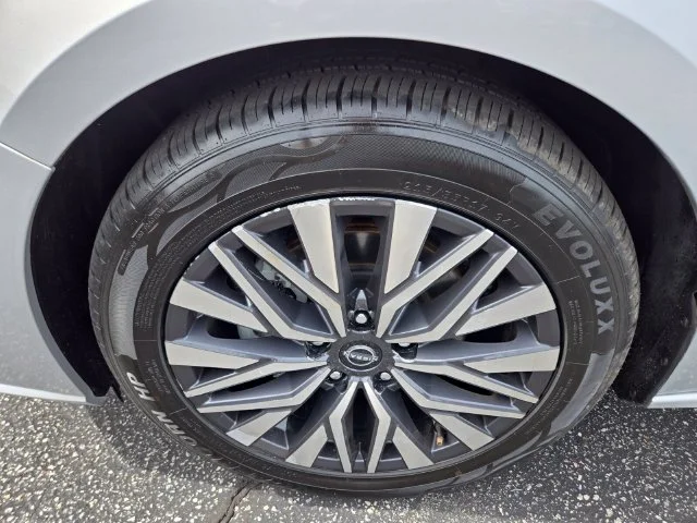 Used 2023 Silver Nissan 2.5 SV image 23