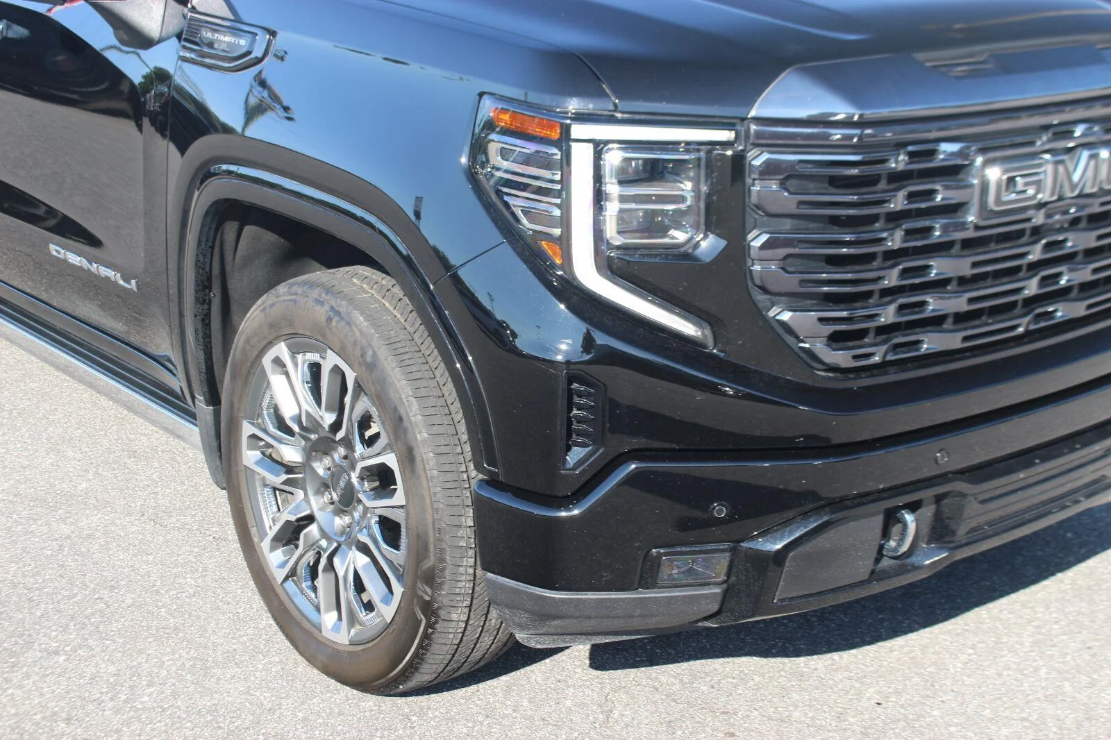 Used 2024 Onyx Black GMC Denali Ultimate image 9