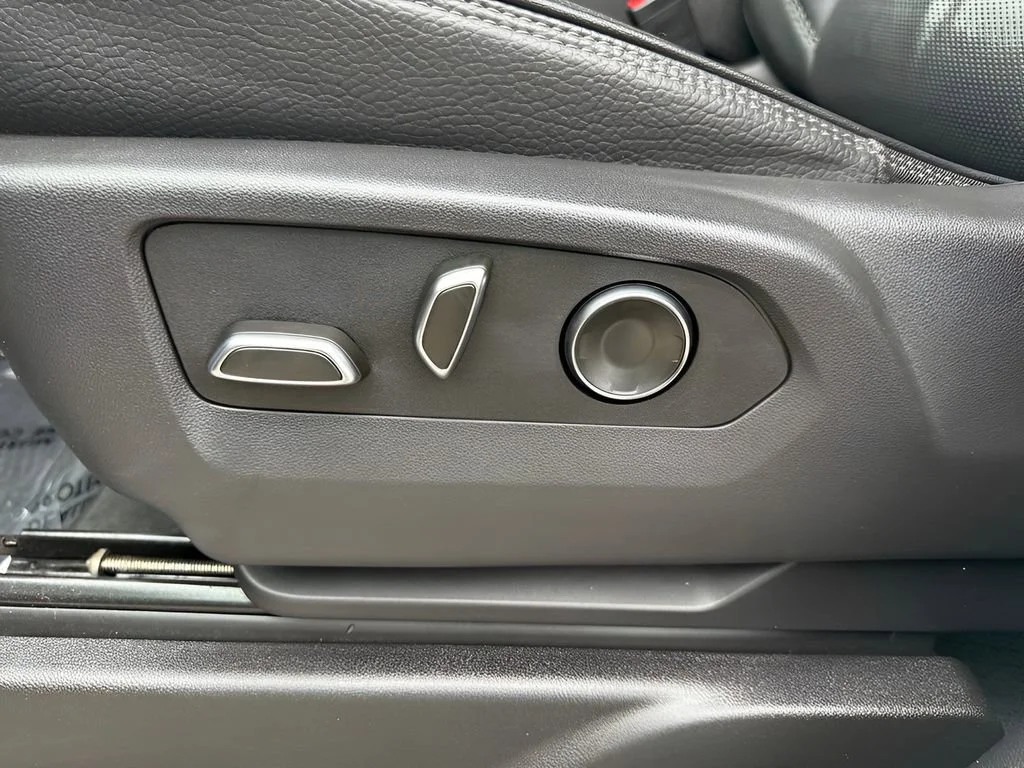 Used 2025 Summit White GMC Denali image 27
