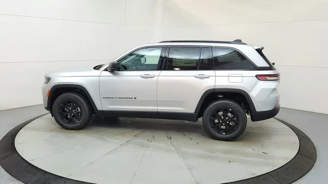 New 2026 Silver Zynith Exterior Paint Jeep Laredo Altitude image 6