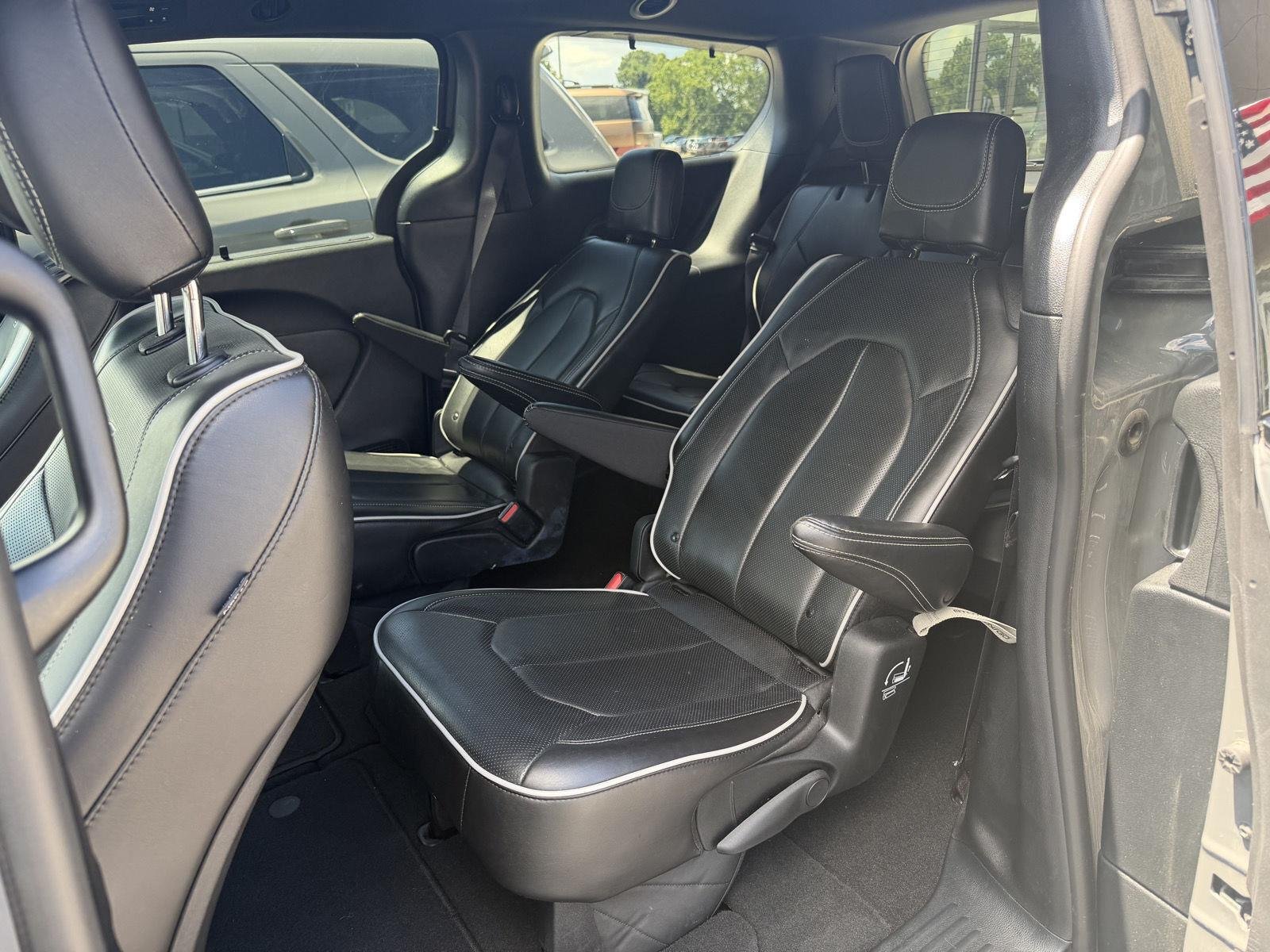Used 2025 Ceramic Gray Clearcoat Chrysler Limited image 10