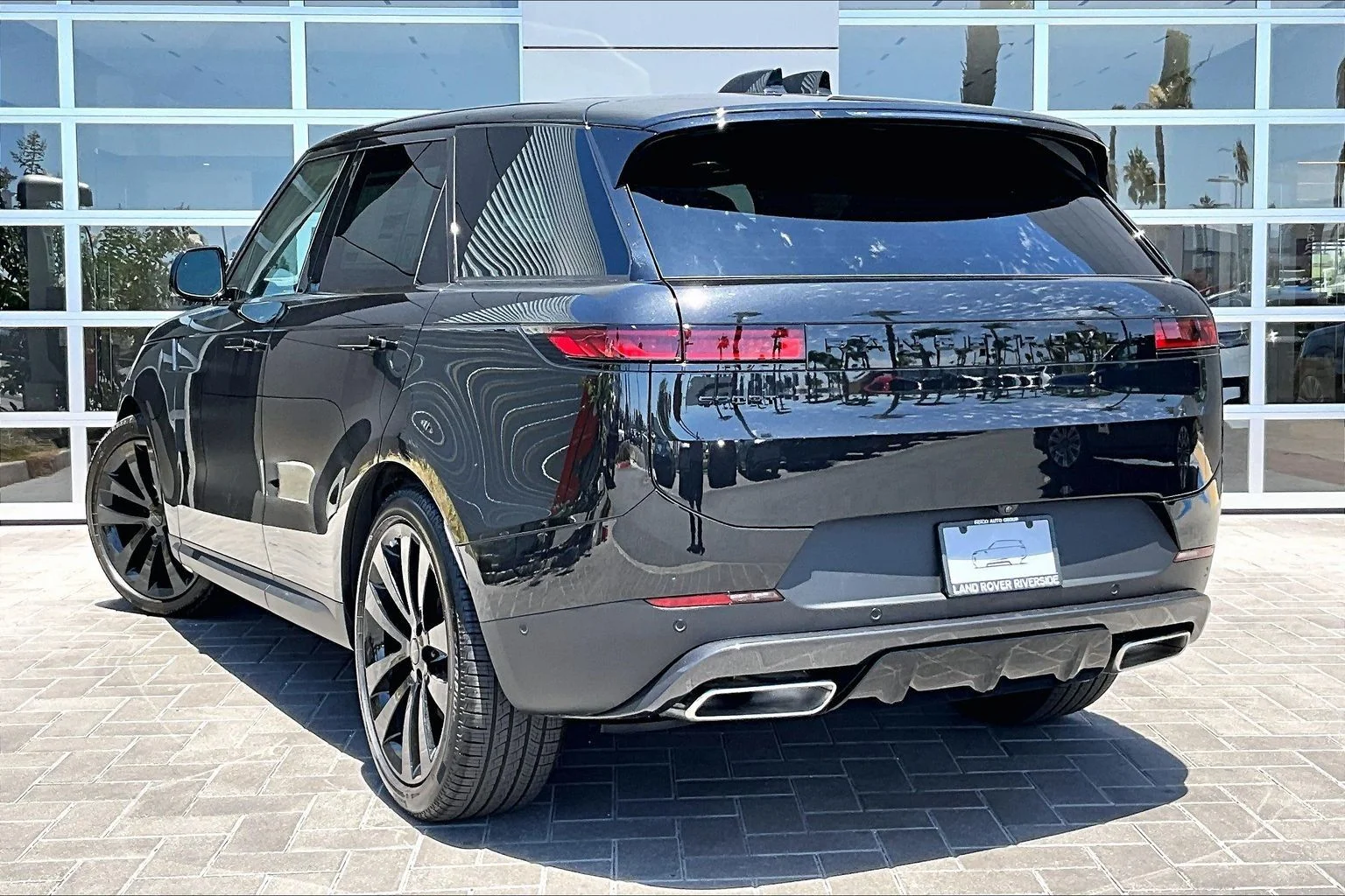 New 2026 Santorini Black Land Rover SE image 3