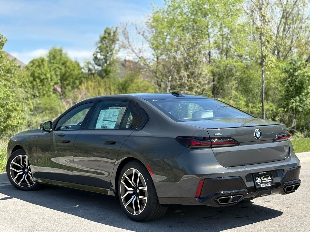 New 2025 Dravit Grey Metallic BMW 760i xDrive image 4