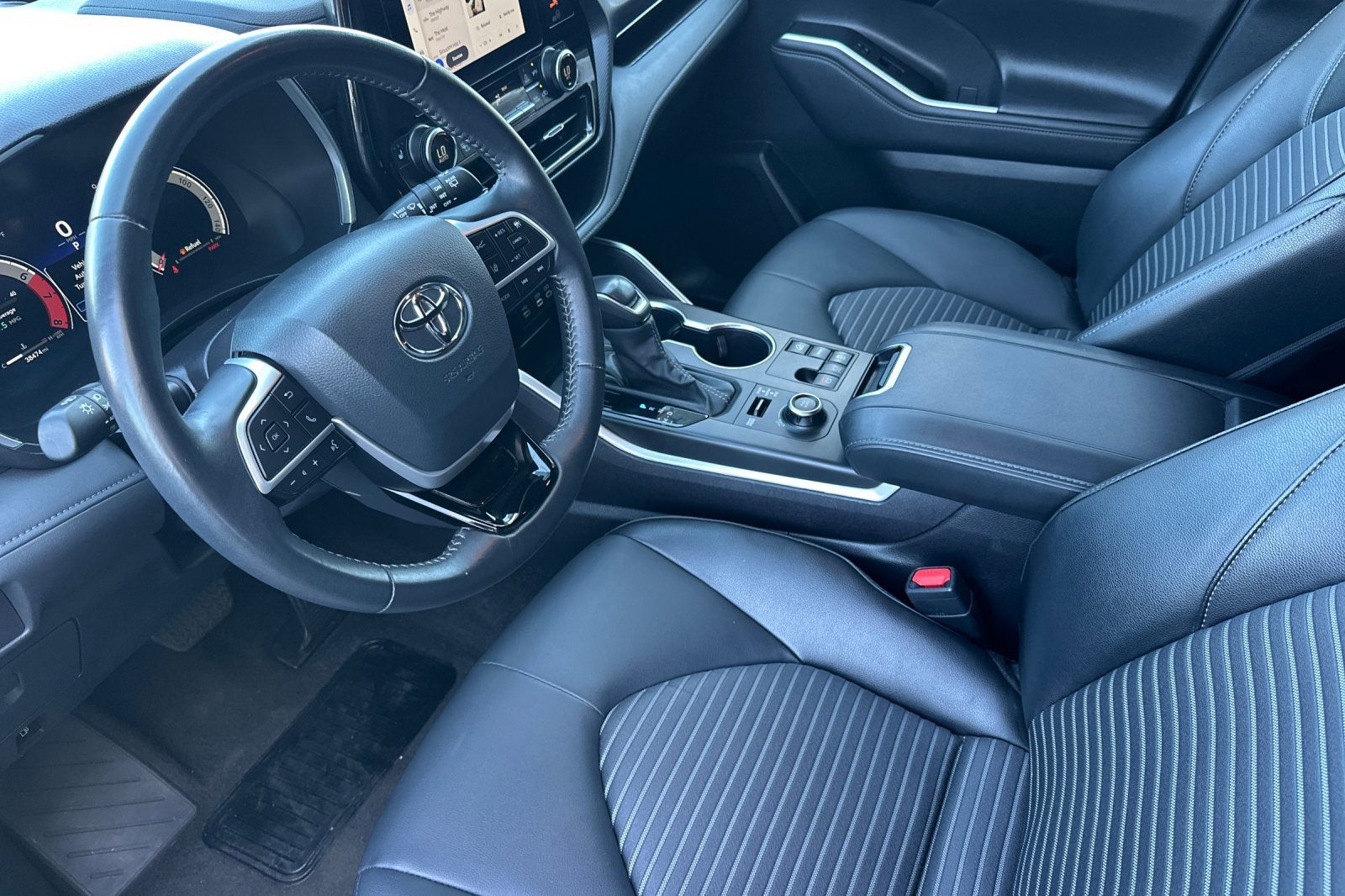 2025 Toyota Highlander LE - Photo 9