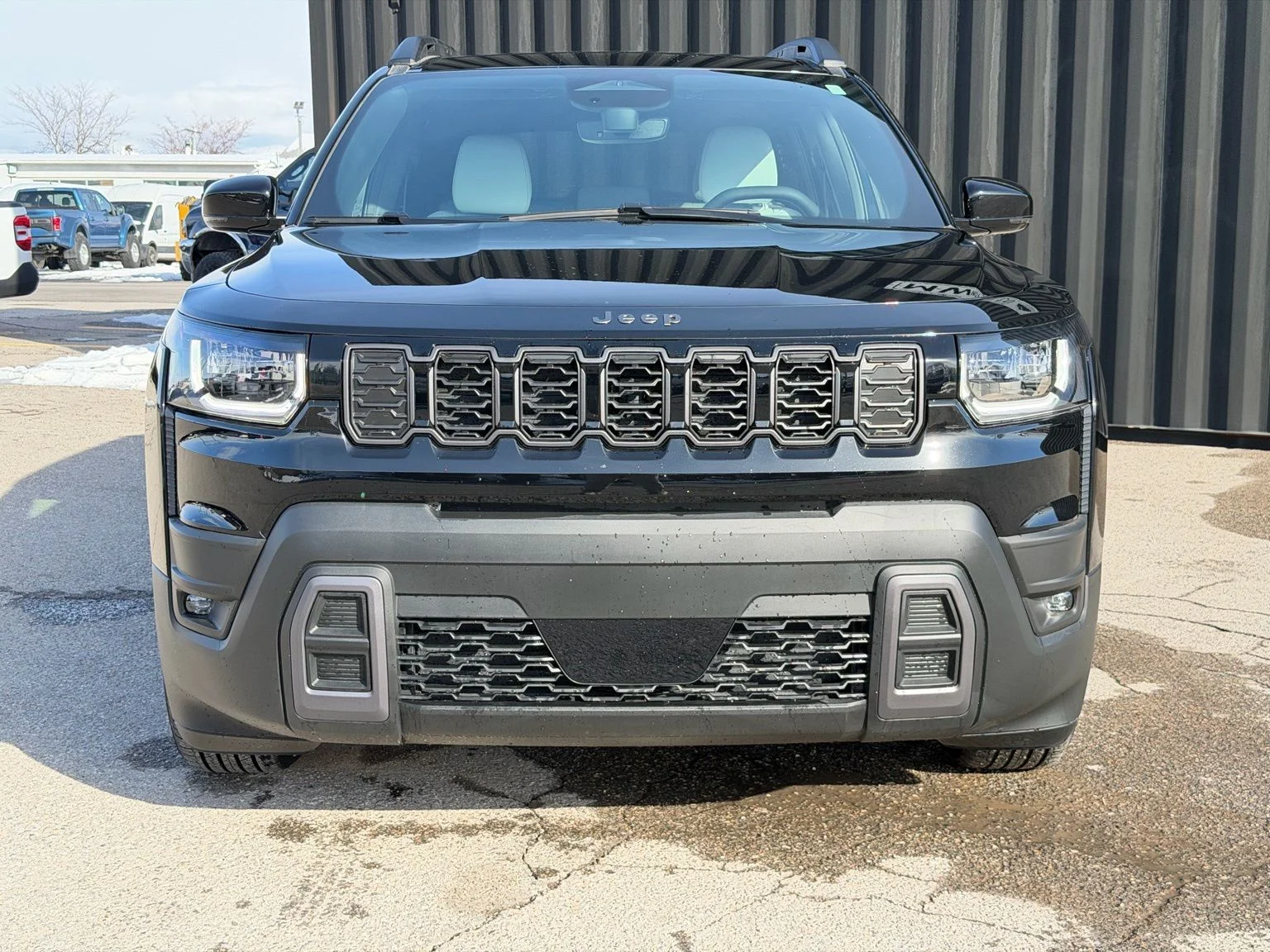 New 2026 Diamond Black Crystal Pearl-Coat Exterior Paint Jeep Limited image 3