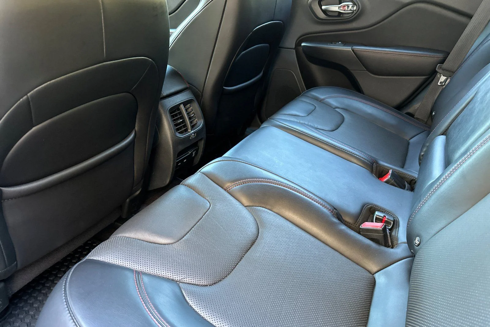 Used 2019 Billet Silver Metallic Clearcoat Jeep Trailhawk image 13