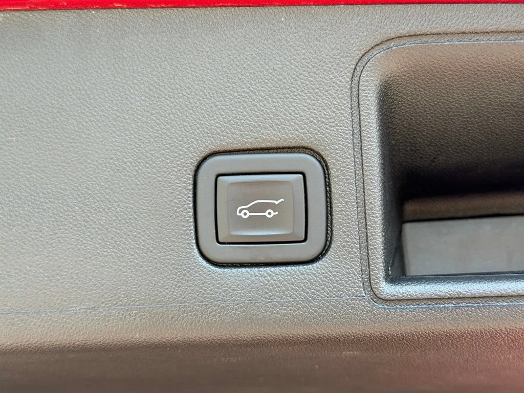 Used 2023 VOLCANIC RED TINTCOAT GMC SLT image 29