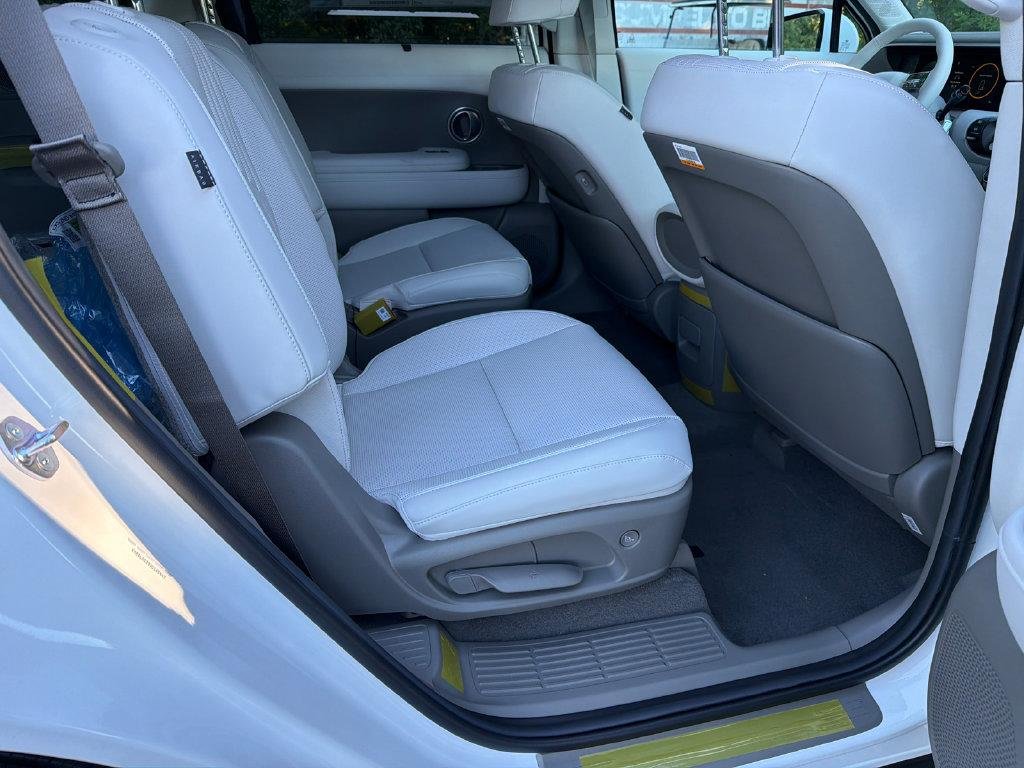 New 2027 White Hyundai SEL FWD image 15
