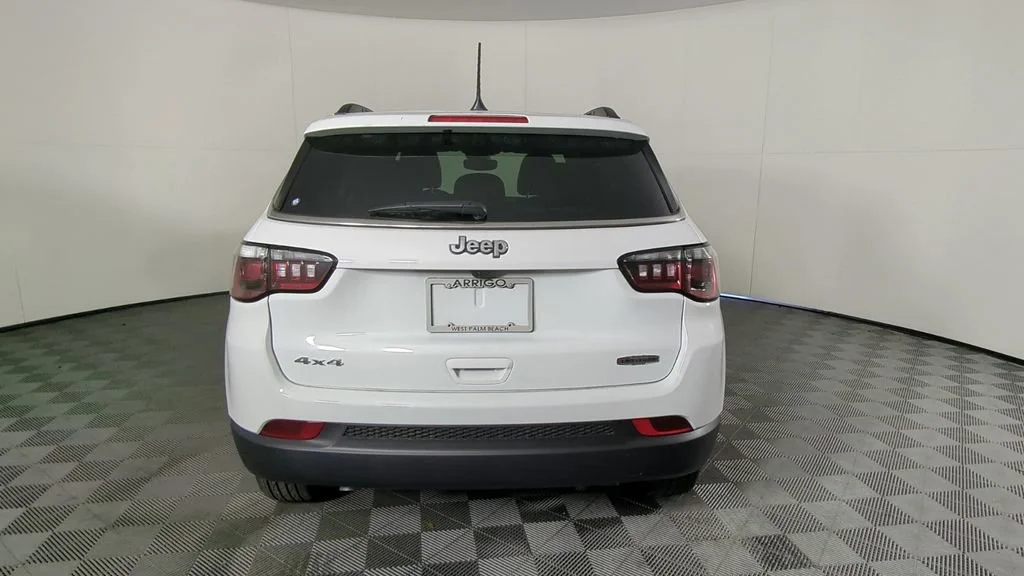 New 2026 Bright White Clear-Coat Exterior Paint Jeep Latitude image 6