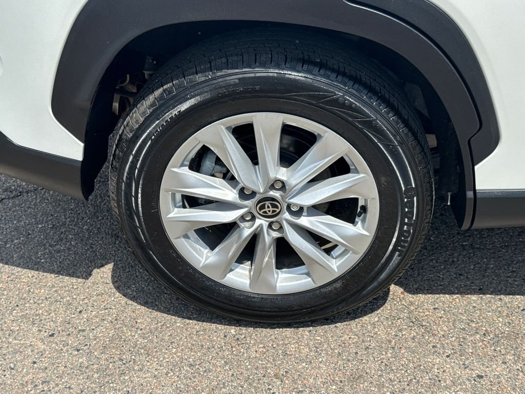 Used 2023 Off-white Toyota LE image 41