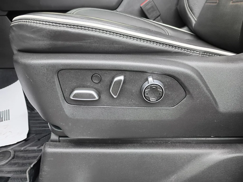 Used 2025 White GMC AT4X image 23