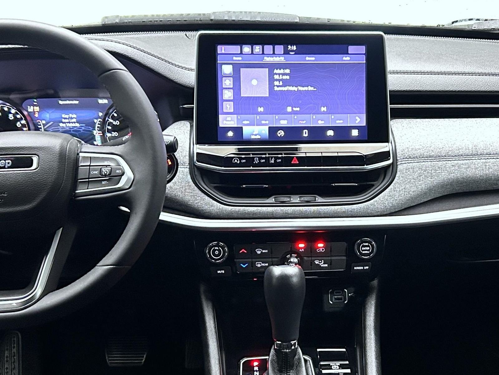 Used 2023 White Jeep Latitude image 13
