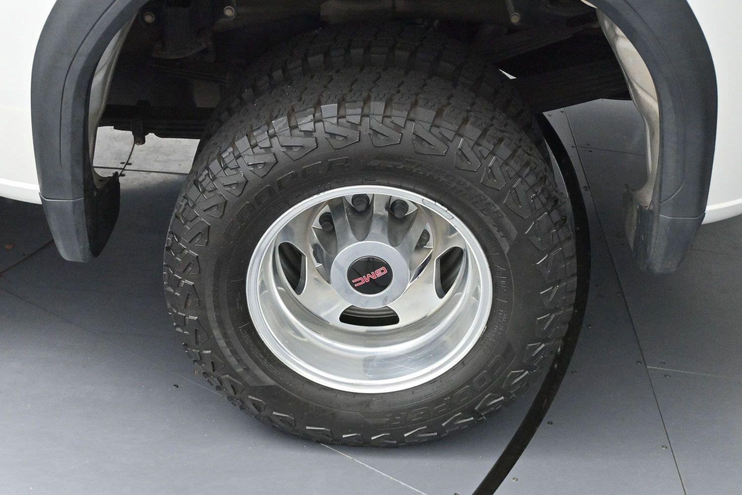 Used 2022 White Frost Tricoat GMC Denali image 34