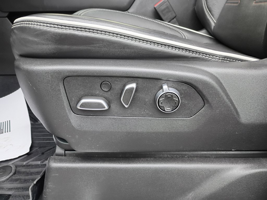 Used 2025 White GMC AT4X image 23