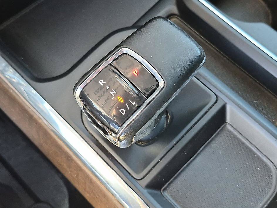 Used 2023 Iridescent Pearl Tricoat Chevrolet High Country image 26