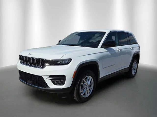 New 2026 Bright White Clear-Coat Exterior Paint Jeep Laredo X image 2