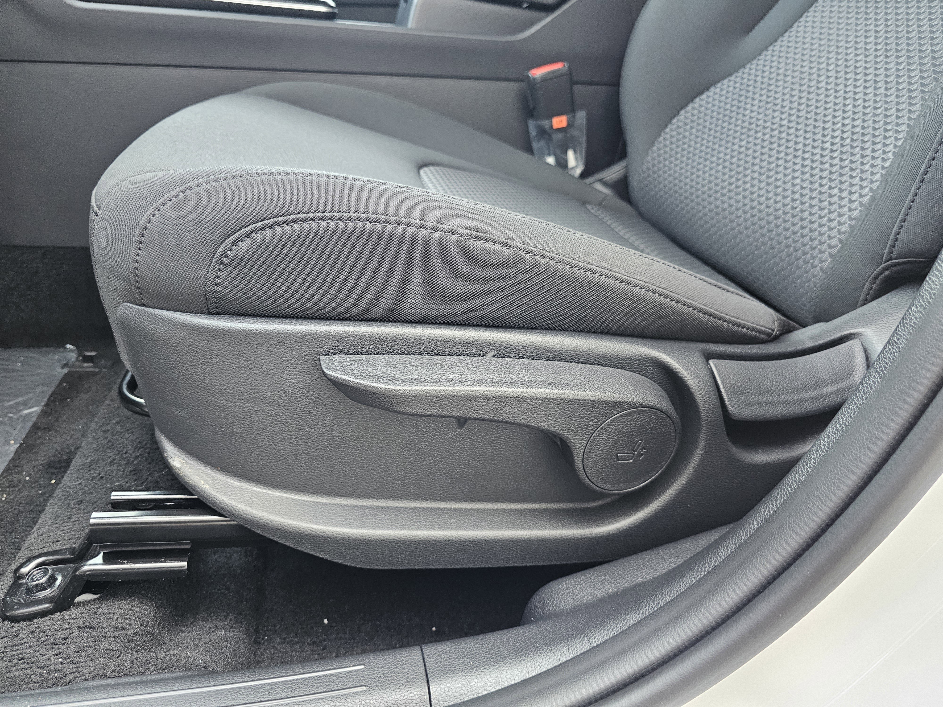 New 2026 Glacial White Pearl Kia LX image 10