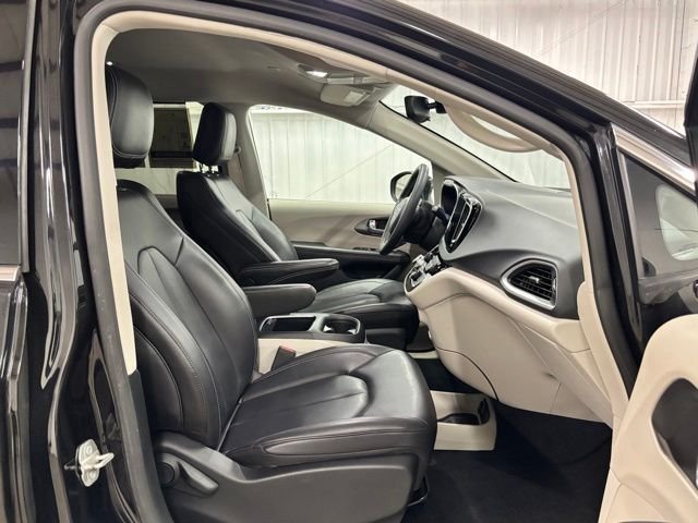 Used 2023 Black Chrysler Touring L image 22