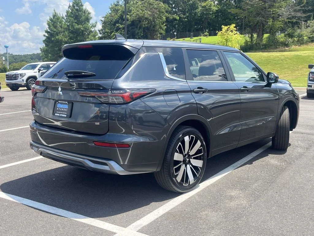 Used 2025 Gray Mitsubishi SE image 3