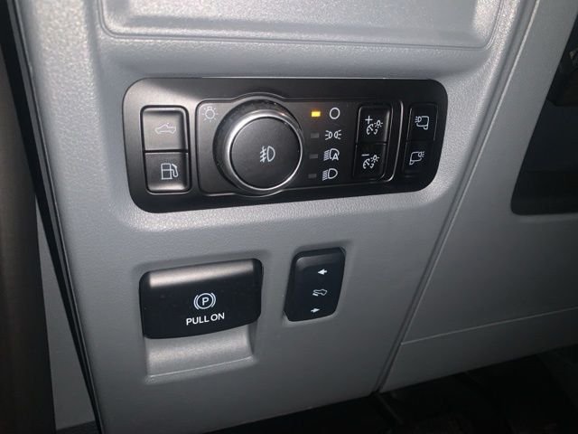 Used 2025 Silver Ford Lariat image 32