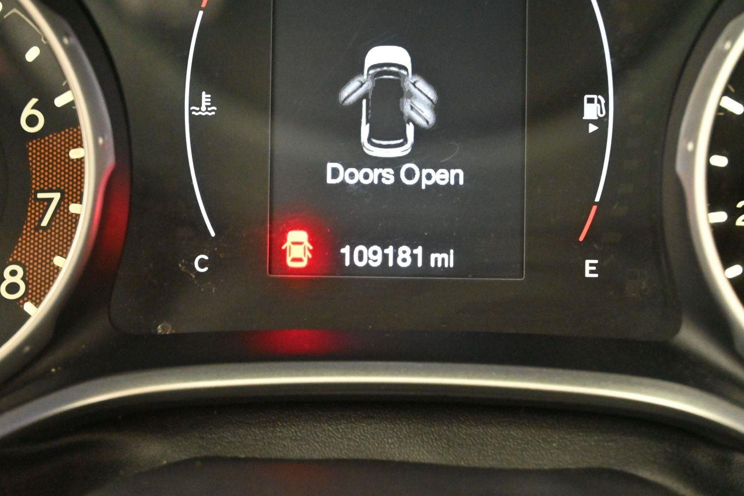 Used 2018 Diamond Black Crystal Pearlcoat Jeep Latitude image 18