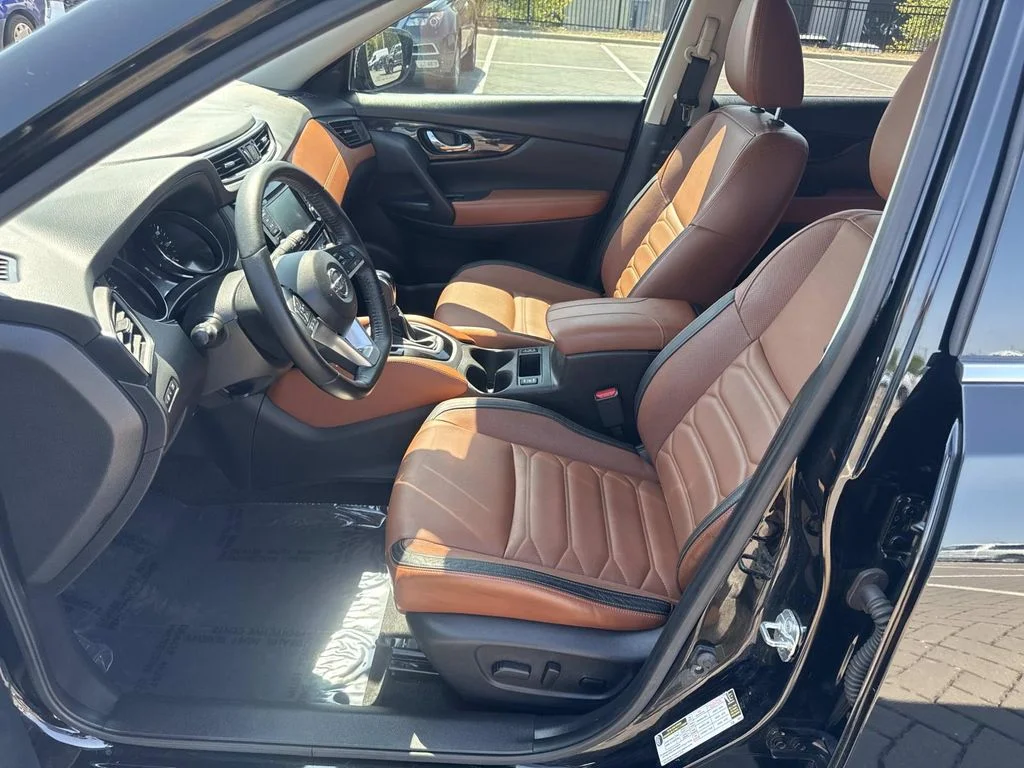 Used 2018 Black Nissan SL image 16