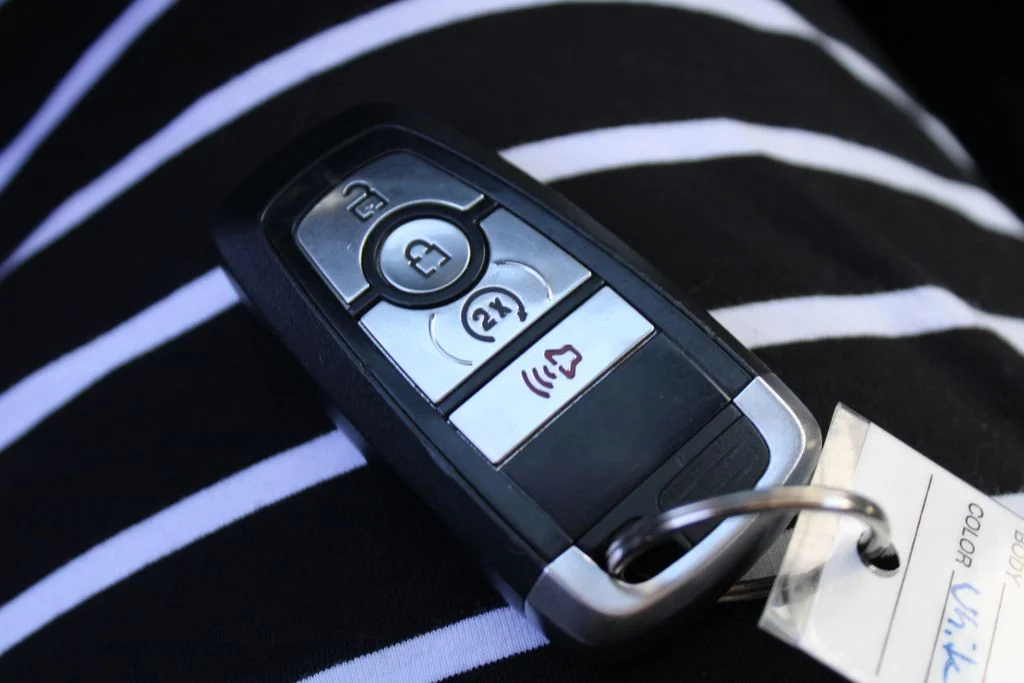 Used 2022 Oxford White Ford SE image 25