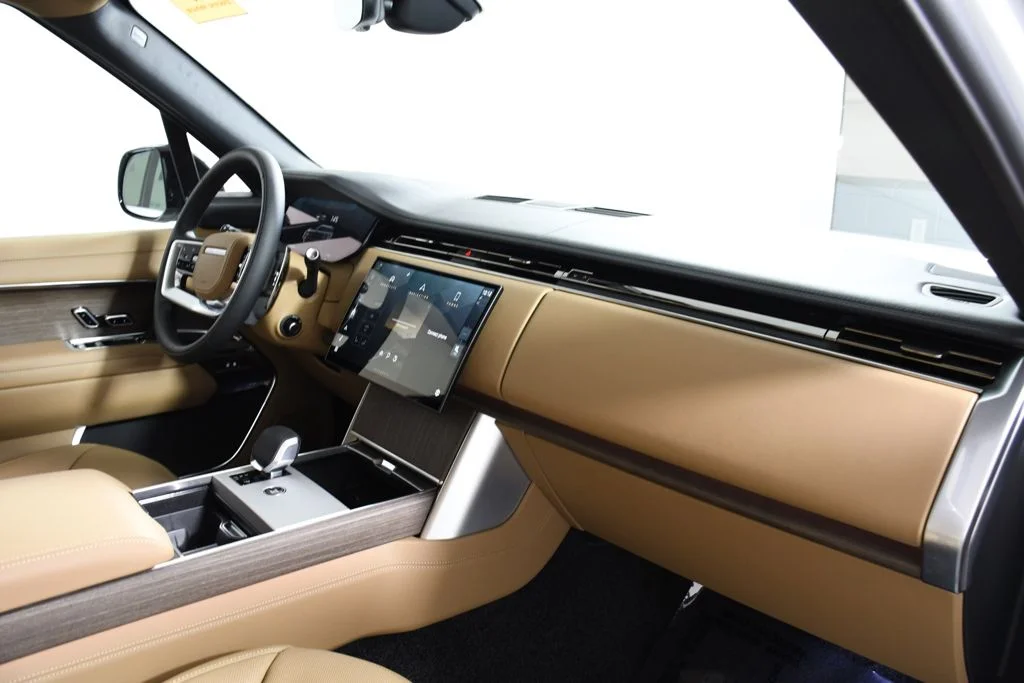 New 2026 Ostuni Pearl Wh Land Rover SE image 18