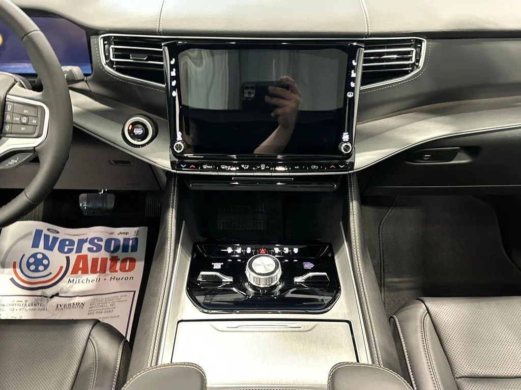 New 2026 Baltic-Gray Metallic Clear-Coat Exterior Paint Jeep Limited Reserve image 26