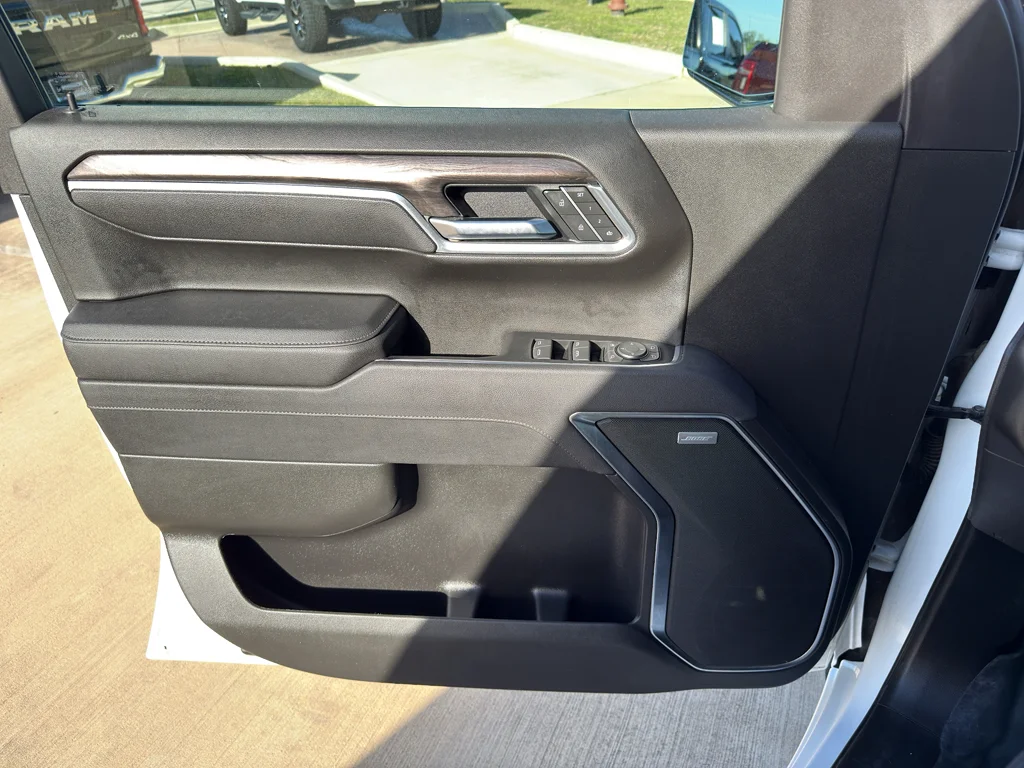 Used 2025 Summit White Chevrolet LTZ image 10