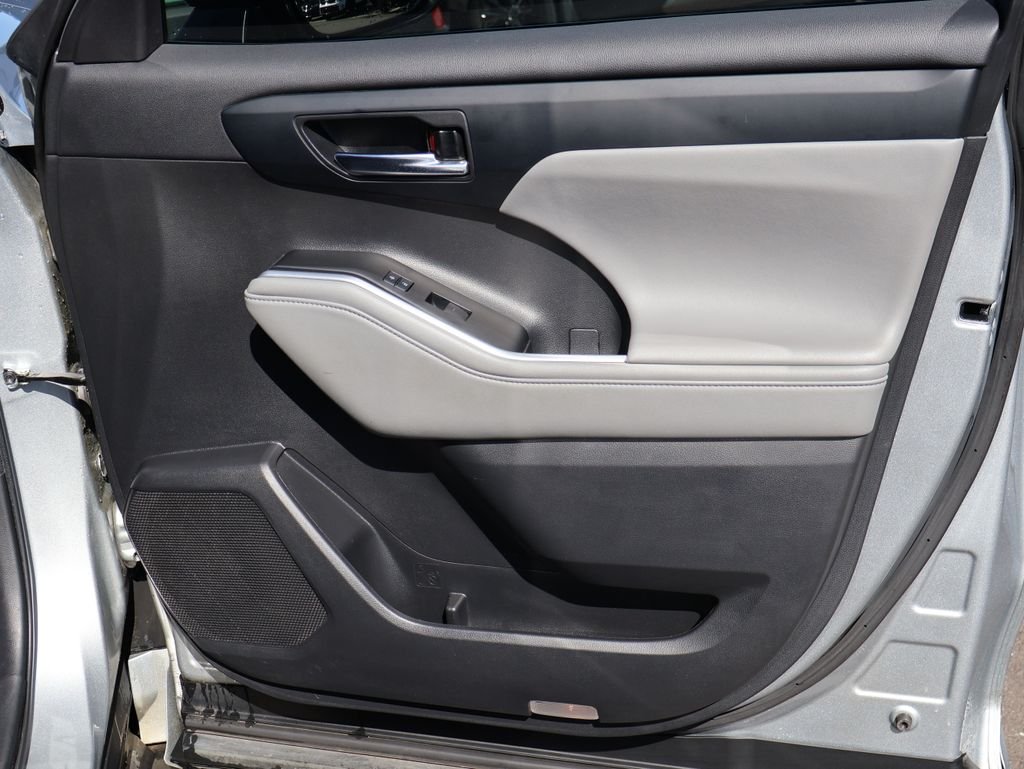 Used 2022 Silver Toyota XLE image 11