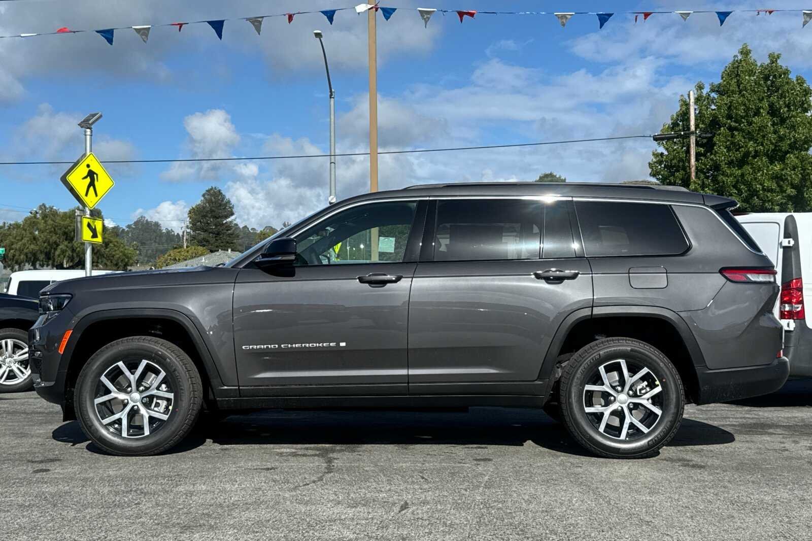 New 2025 Baltic Gray Metallic Clear-Coat Exterior Paint Jeep Limited image 7