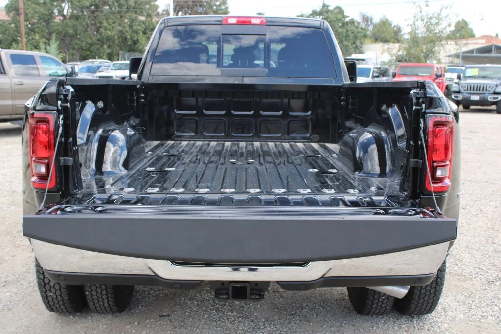 New 2026 Diamond Black Crystal Pearl-Coat Exterior Paint Ram Tradesman image 11