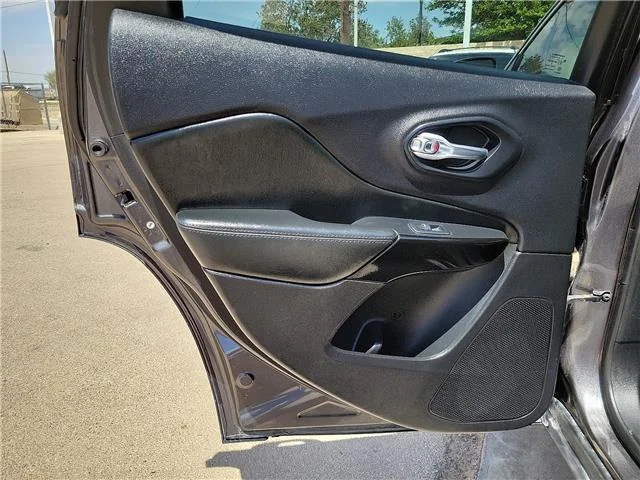 Used 2021 Granite Crystal Metallic Clearcoat Jeep Latitude Plus Front-wheel Drive image 9